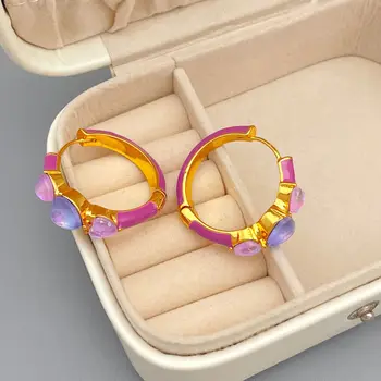 Виолетово-розови обеци-халки от позлатените стъкло във формата на сърце с капкова глазура, скоби за ушите на жените