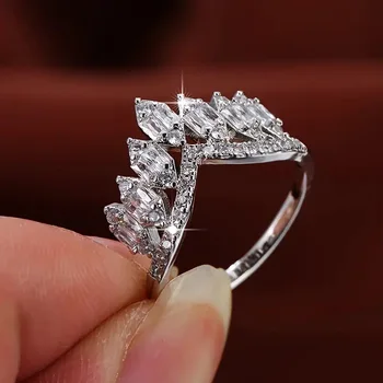 Нови Луксозни Модни със сребърно покритие Годежни пръстени с Корона За жени, Лъскави Малки Инкрустации от фианита, Модни бижута, Подаръци за сватбени партита